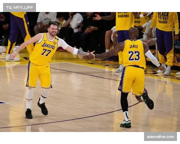 半场战报：湖人利用失误打出18-2反击波，掘金被迫请求暂停